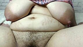 बड़ी छाती वाली मिल्फ बीवी को ओवुलेटिंग चूत में तेजी से क्रीमपाई मिला