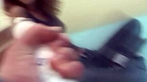 可爱匈牙利18+少女近距离玩窥器实验