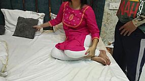 देसीसाराभाभी - देसी सौतेली बहन रात को सौतेले भाई के कमरे में घुसी, गंदी हिंदी बातों के साथ बेड शेयर