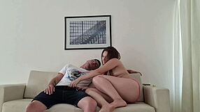 despierto a mi compañero de piso y me lo follo