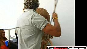 โห! สาวเจ้าชู้เงี่ยนควยใหญ่ในออร์กี้ดุ 107