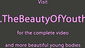 Fiatal egyetemi csajok tribbingolnak és queeningolnak közelről.