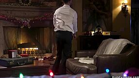 남자가 거대한 가슴 밀프 상사와 BDSM 세션에서 섹스