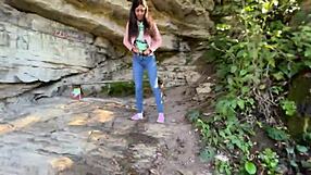 טיול ביער הפך לזיון עם מדריכה סקסית