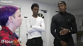 Som Norah Nova, drobná 18+ v dlhoch, beriem veľký čierny kok vlak