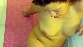 بتطلب اللبن على وشها في قذف هواة