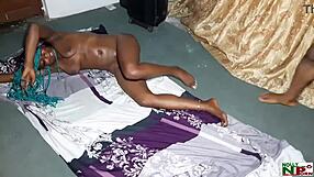 Søt landsbyjente bøyd over for stor svart kuk på ranch