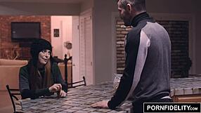 ريد هيد بيني باكس تمص الثدي وتبلع في مشهد بورنفيديليتي