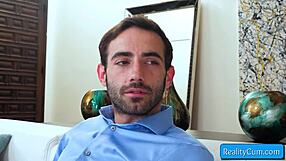 O privesc pe Athena Rayne dând o muie fantastică pulii mari a prietenului meu pe canapea.