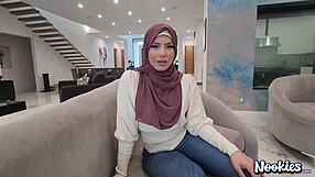 فتاة هيجاب حقيقية تتخيل الزب في متجر عربي - صدرها الكبير يرتعش بقوة!