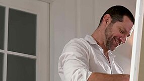 骚货Sladyen Skaya为与本地艺术家GP2839的无 strings 性爱弯腰