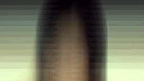 فضولي حوالي البنت الطويلة الساق 18 سنة تمص زب على الكاميرا؟