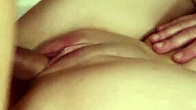 Brunette terikat ambil penetrasi berganda seks dari bomba kinky dalam gangbang interracial liar