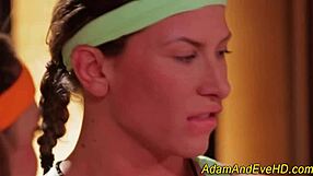 Lindas lesbianas prueban coños dulces y se meten los dedos en juego erótico HD