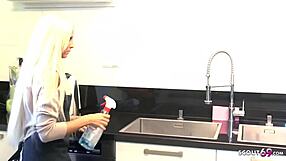 紧Tini被老板强迫在工作中操，该死！！