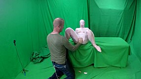 Scarlett Johnson, Τι Κρύβεται Πίσω από Αυτή τη Ροζ Φετίχ Σκηνή;