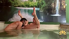 在夜店猛干陌生人，狂野女上位和口交动作