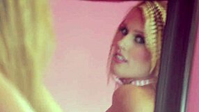 Lindas lesbianas prueban coños dulces y se meten los dedos en juego erótico HD