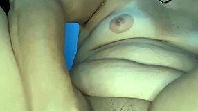 a loira estava com tesao e vontade de gozar entao arregacou a buceta