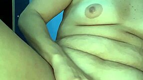 a loira estava com tesao e vontade de gozar entao arregacou a buceta