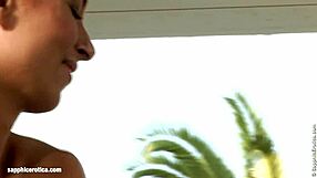 Lesbiene pe verandă se joacă cu dildo-uri afară de Sapphic Erotica