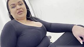 Hej, sleduj Ursulu s obrovskýma kozama, jak polyká Torbesův náklad v posteli!