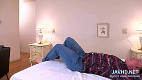 Японска мадама прави интензивна свирка на кура в аматьорска хардкор видео серия