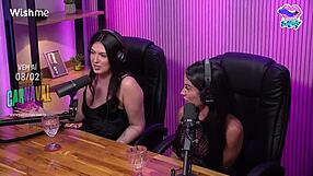 Ela élvezte a bulit a barátnőjével fehérneműben