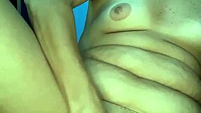 a loira estava com tesao e vontade de gozar entao arregacou a buceta