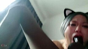 Yo, regarde cette grosse bite noire de 20cm qui headlock une CD féminine. Action sauvage, mec !