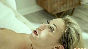 Грудастая мачеха кормит грудью и скачет на молодом пасынке в диком экшене