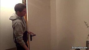 sohn erwischt stief-mutter mit tante und bekommt einen fick