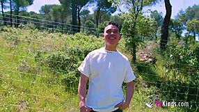 Рижа тийн 18+ Кроу Сниф жадува за секс на открито с аматьори. Навежда се за кучешка поза на испанския въздух.