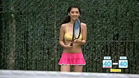 Японска красавица впечатлява в секси бански