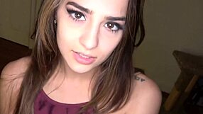 Moje roztomilá nevlastní sestra potřebuje dnes pořádný tvrdý sex