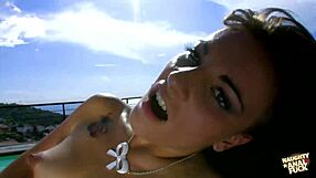 長身イケメンがプールサイドで彼女のアナルにガッツリぶち込み18+