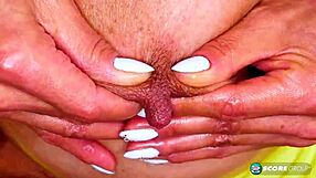 Bikini Buster ukazuje obrovské asijské kozy venku