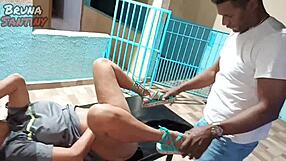 Saí pra gravar com um cara que conheci em site de swing ele broxou e ao invés de me comer teve que filmar o câmera me fodendo