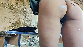 Svikende latina kone knullet hardt i forlatt bygning.