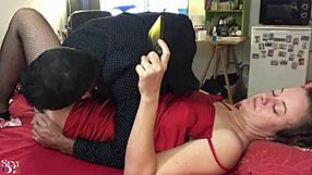 흰색 아마추어 MILF가 빨간 새틴 드레스 입고 두들겨 맞아! 개 스타일 POV, 엉덩이 핥기, 스타킹에서 블로우잡!