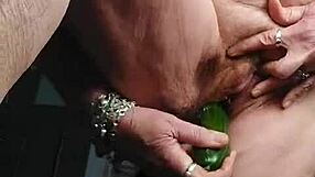 J’ai maté mamie baiser sa chatte poilue avec un concombre