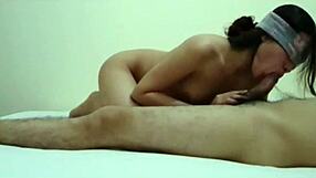 嘿，看我猛操她，射在她脸上！