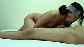 嘿，看我猛操她，射在她脸上！