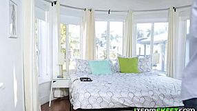 Perverzni par poziva dadilju Bailey Base na trojku sa prstima i masturbacijom