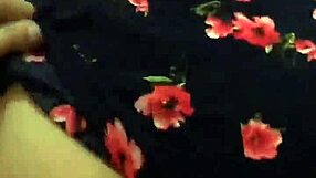 ¿Quieres verme con vecina en vestido floral?