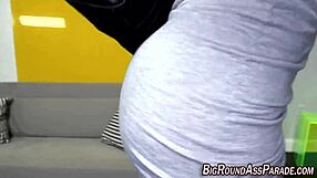 Grosse cul chevauche la bite comme une pro en action sauvage