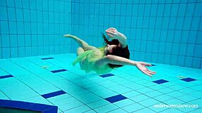 Нина Мохнатка показва косматата си путка в тесен бански