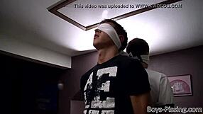 縛られた男たちが変態をチンポとおしっこで満たすワイルドオーギーシーン