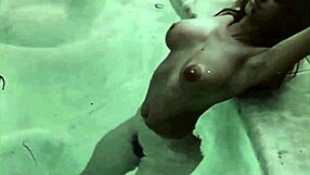 αρχαίο διαφυλετικό ταμπού ξετυλίγεται σε ρετρό σκηνή