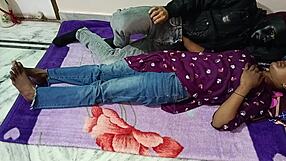 Hvad gemmer sig i soveværelset med denne sexede indiske husmor den 18. feb. 2024?